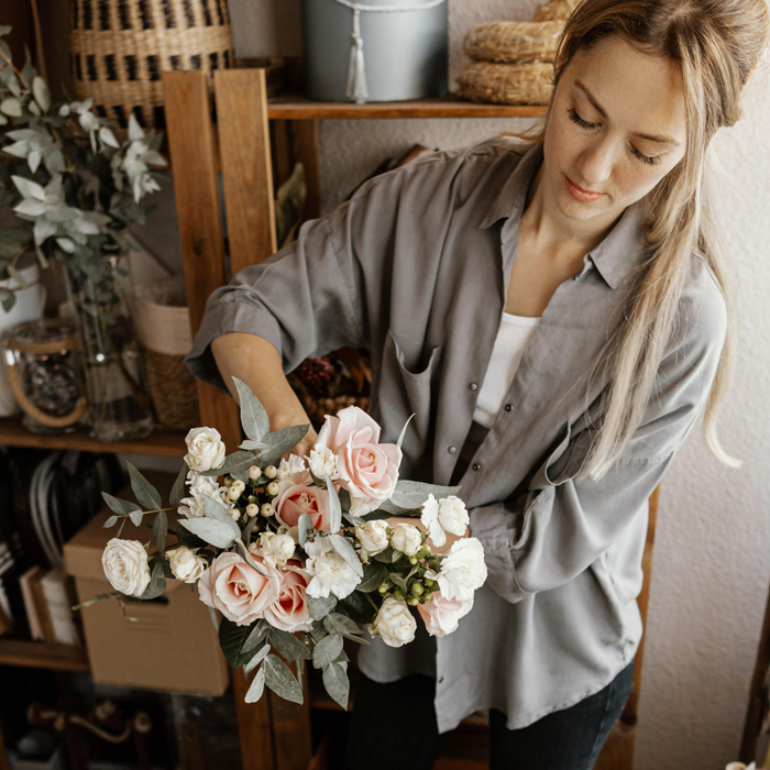 Fleuriste composant un bouquet
