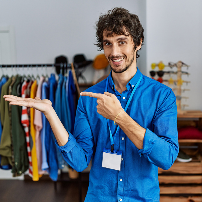 Vendeur de vêtements en situation de vente